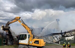 Großbrand zerstört Schreinerei in Simmozheim #Simmozheim #Großbrand