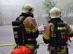 Zwei Leichtverletzte bei Vollbrand eines Pferdestalls – Mindestens fünf Tiere verendet