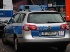 Täter (13) auf der Flucht! Polizei sucht mit Spürhunden und Hubschrauber – Messer-Attacke nach Streit in der Umkleidekabine?
