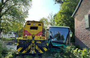 Unfall zwischen einem Reisebus und einem Güterzug