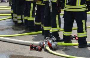 Möbelhaus in Bad Hersfeld brennt – Feuerwehr kämpft noch gegen Flammen