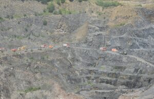 Tödlicher Unfall in Holzener Steinbruch – Muldenkipper stürzt Abhang hinunter