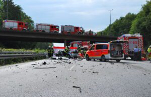 Schwerer Verkehrsunfall auf der Autobahn – zwei Rettungshubschrauber im Einsatz