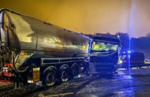 Sattelzug durchbricht Leitplanke auf BAB 17