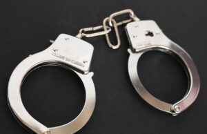 Bitte einmal Handschellen abnehmen