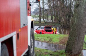 PKW kommt von Fahrbahn ab und landet in Mühlengraben