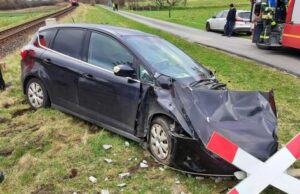 Zug kollidiert mit PKW auf Bahnübergang – Fahrerin leicht verletzt