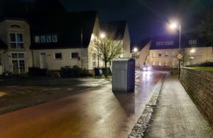 Schlechter Scherz oder höhere Gewalt? Toilettenhäuschen auf Wanderschaft