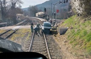 Frau manövriert ihr Auto ins Gleis