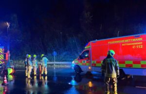 Verkehrsunfall auf regennasser Fahrbahn fünf verletzte Personen