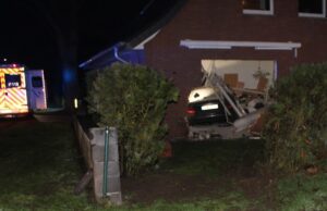 Pkw fährt in Hauswand