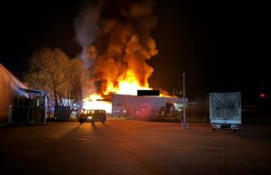 Brand eines Baumarktes in Varel – Brandursache unklar