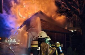 Großbrand landwirtschaftlicher Betrieb: Nebengebäude steht im Vollbrand, Feuerwehr verhindert übergreifen auf Seniorenheim und Wohngebäude