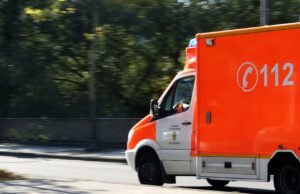 Streit in Rödermark eskaliert: Messerattacke endet mit Festnahmen ambulance, fire fighters, emergency vehicle