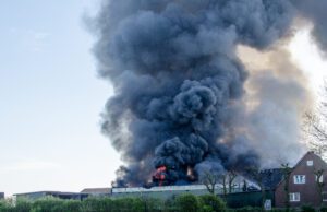 Feuer in Lagerhalle löst Großeinsatz aus – 150 Feuerwehrkräfte im Einsatz