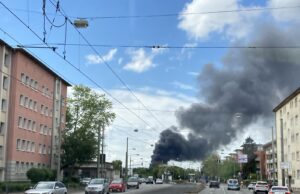 Lagerhallenbrand in Frankfurt-Griesheim mit weithin sichtbarer Rauchsäule