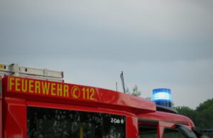 Brandgeschehen in Flingern-Nord – Opfer identifiziert – Erste Ermittlungsergebnisse – Hinweise auf Brandbeschleuniger red and white food truck