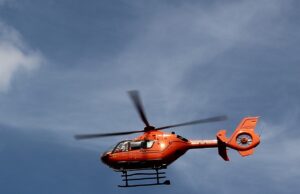 Passat prallt gegen Baum – dienstfreie Notärztin hilft rescue helicopter, flying, helicopter