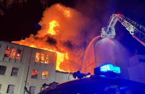 Großbrand zerstört Mühlengebäude 350 Einsatzkräfte bekämpfen Großbrand in Möhnesee-Wippringsen