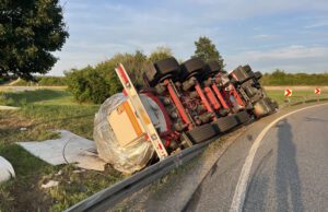 Bierlaster mit 26.900 Liter Bier kippt um und sorgt für Sperrung
