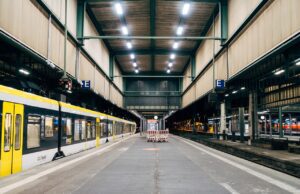 Grauenhafter Messerangriff im Hauptbahnhof: Mann (26) attackiert Reisende im Warteraum train, train station, platform