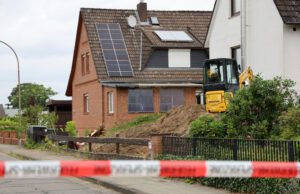 Gasleitung bei Erdarbeiten beschädigt Feuerwehr sichert Gefahrenstelle