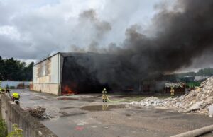 Lagerhallenbrand in Kamen auf Gelände einer Werkstoffdeponie