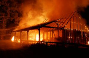 Scheune steht in Altencelle mitten in der Nacht in Vollbrand