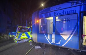 Verkehrsunfall zwischen Straßenbahn und Streifenwagen