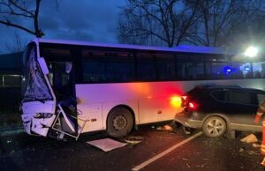 Verkehrsunfall zwischen einem Schulbus und einem PKW