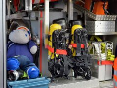 Vollbrand eines Schulgebäudes in Hamburg-Lohbrügge fire fighters, emergency, equipment