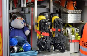 Vollbrand eines Schulgebäudes in Hamburg-Lohbrügge fire fighters, emergency, equipment