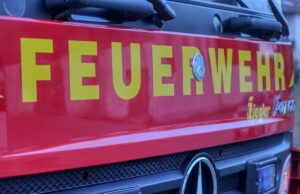 Wohnungsbrand nach Verpuffung – mehrere verletzte Personen fire fighters, vehicle, fire truck