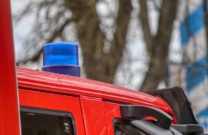 10.000 Quadratmeter Wald brennen: Polizei mit wichtigen Appell fire fighters, red, fire truck