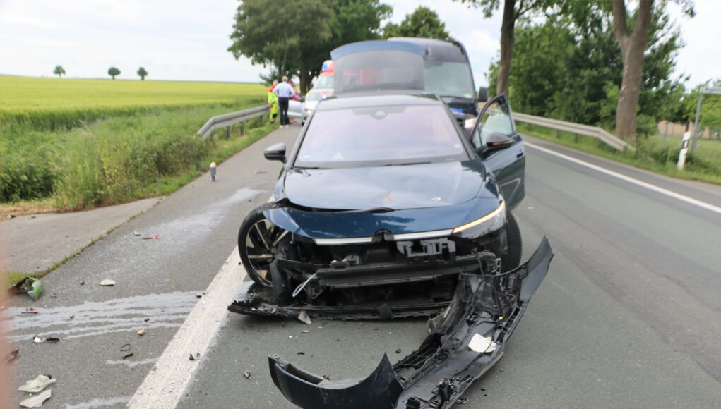 Die beteiligten Fahrzeuge mussten abgeschleppt werden.