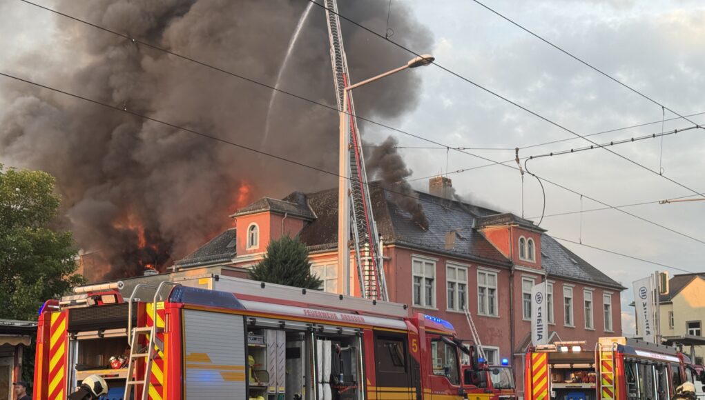 © Feuerwehr DresdenDie starke Rauchentwicklung zieht in Richtung Heidenau.