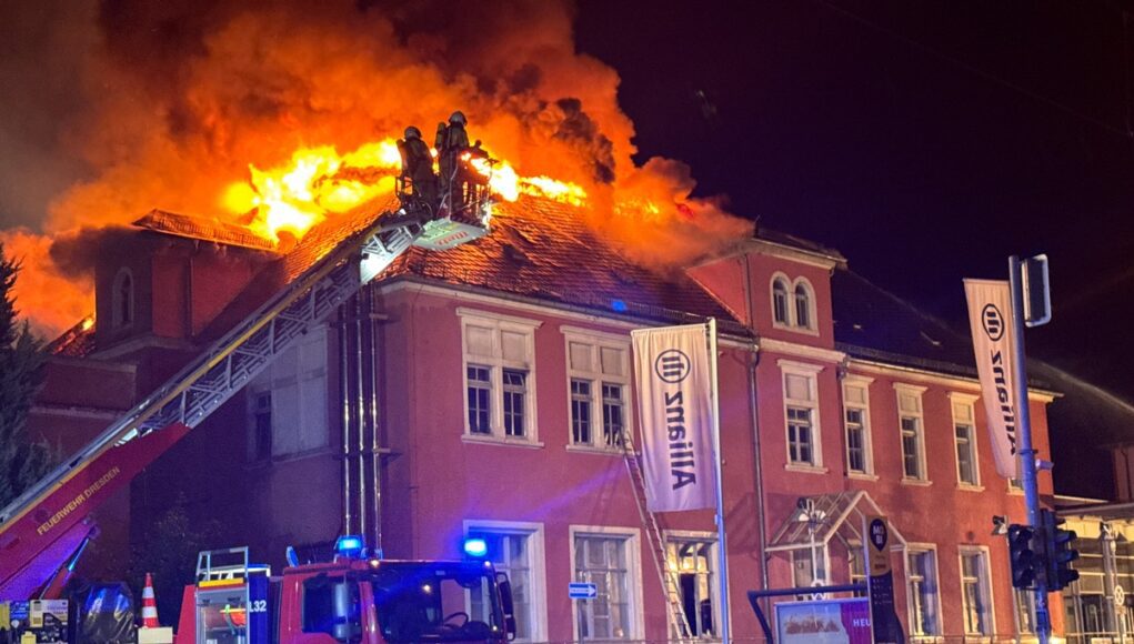 © Feuerwehr DresdenGegen 23 Uhr zündet der Dachstuhl kontrolliert durch.