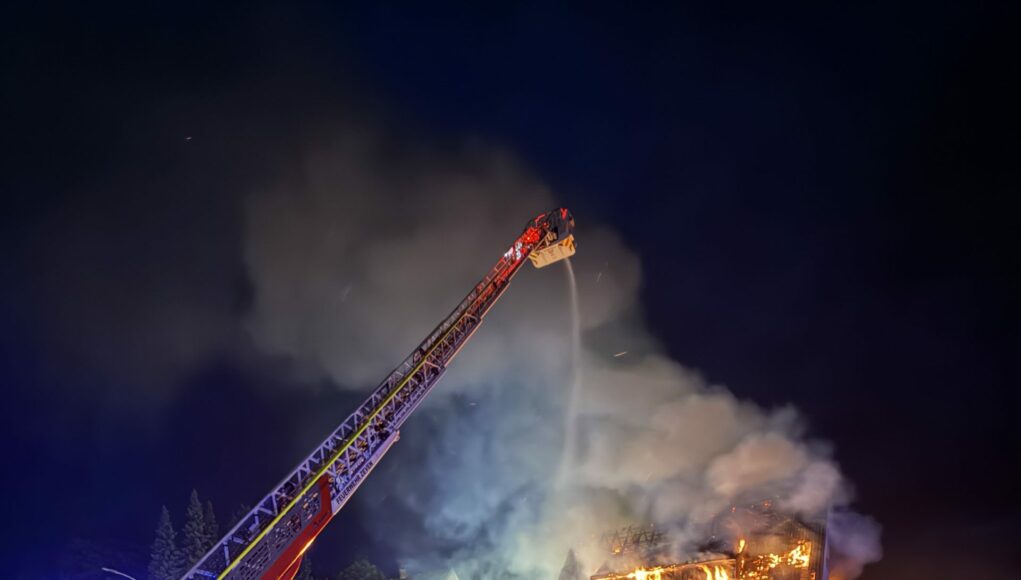 Die Feuerwehr bei den Löscharbeiten