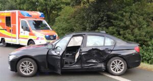 Zwei Pkw kollidieren auf Bundesstraße – drei Personen verletzt